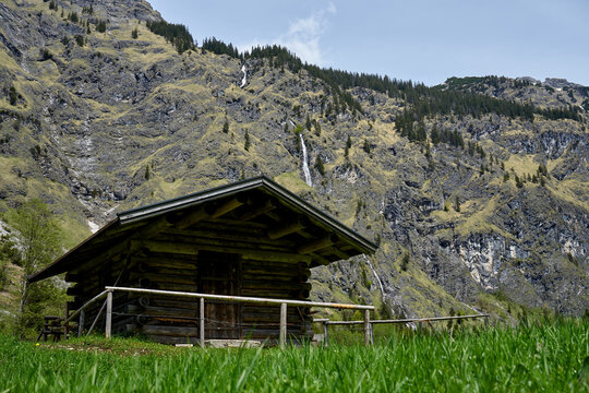 Berghütte aus Holz in den Alpen