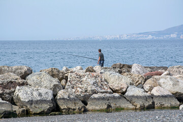 Hombre pescando desde las rocas / Man fishing from the rocks. Pedregalejo. Málaga. Andalucía