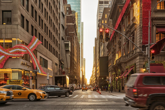 NYC/USA 03 JAN 2018 - Sunrise on a famous Manhattan avenue.