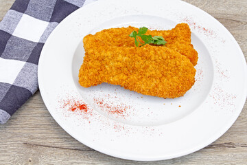 poisson pané dans une assiette