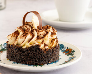 Banoffe en primer plano con un taza blanca de fondo sobre una mesada de marmol