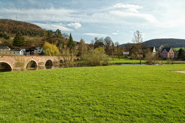 Alte Saalebrücke über die Fränkische Saale in Euerdorf, Landkreis Bad Kissingen, Unterfranken, Bayern, Franken, Deutschland