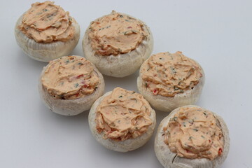 Champignons mit Frischkäse. Pilzkappen gefüllt.
