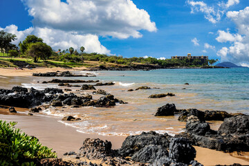 Fototapeta na wymiar A small beach cove in Kihei on the Island of Maui, Hawaii.