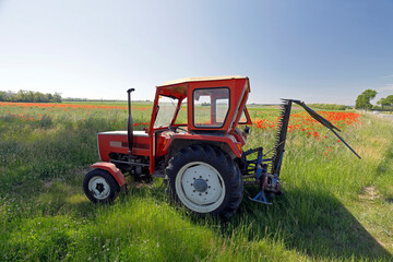Ein Traktor in der Kulturlandschaft des Weinviertels im Bereich von Wiesen und Feldern
