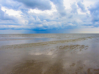 Wolkenspiegelung auf Strand