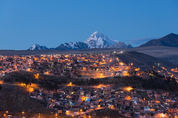 Cidade de La Paz ao entardecer e ao fundo o cume nevado do Huayna Potosi, Cordilheira Andes,...