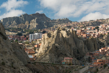 Bairro da cidade de La Paz na Cordilheira dos Andes na Bolívia com formações rochosas peculiares...