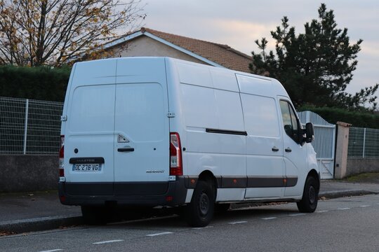 Renault Master DCI 125, vehicule utilitaire blanc, ville de Corbas, France