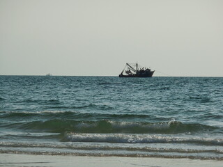 Barco pesquero en el mar