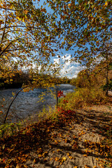 Obraz premium Evening shades and streaks by the river - Beautiful fall in Central Canada