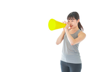 スポーツの応援をする若い女性