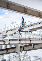 Obreros trabajando en reparación de puente, Bogotá, Colombia.