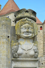 Carcassonne : le buste de Dame Carcas à l'entrée de la cité médiévale, porte Narbonnaise.