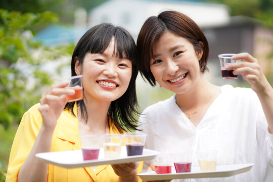 ワインの試飲をする女性