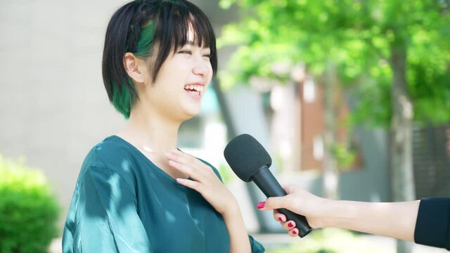 インタビューを受ける女性