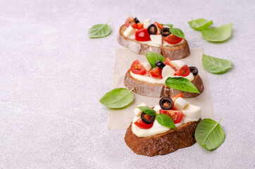 Open sandwich with vegetables and cheese