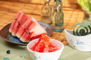 和室に置かれたスイカとかき氷