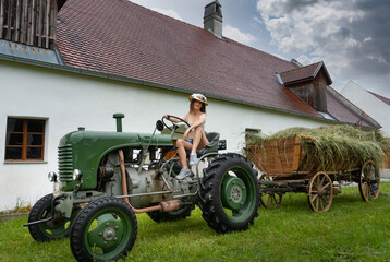 Jungbäuerin am Traktor mit  Heuwagen © fotofrank