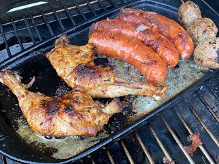 Grillplatte grillen mit Hähnchenschenkel Hähnchen Käsekraier Würstchen Hackfleischbällchen