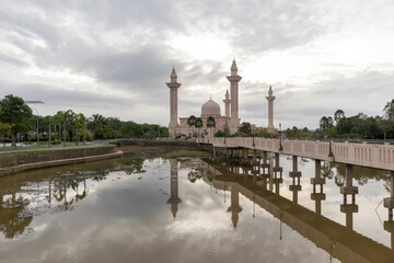 Obraz premium a beautiful mosque during sunrise