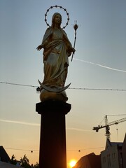 Dingolfing Bayern Niederbayern Kirche St. Johannes mit Kirchturm