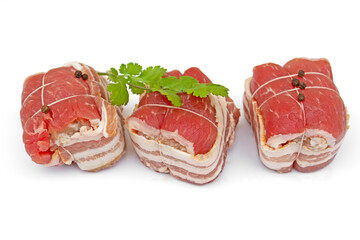 paupiette de boeuf cru isolé sur un fond blanc