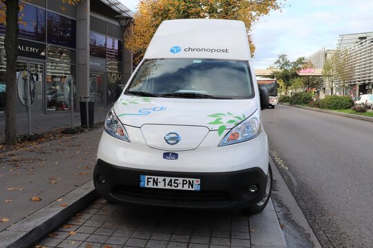 Camionette de livraison electrique Nissan de la societe Chronopost - DPD, ville de Vaulx en Velin, France
