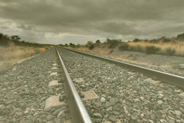 Vía de ferrocarril en un día nublado. Calasparra (Murcia).