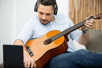 Obraz premium man playing guitar while working