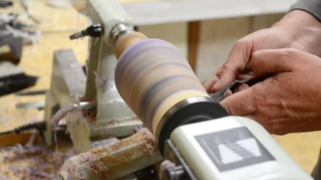 Making a wooden vase on a lathe