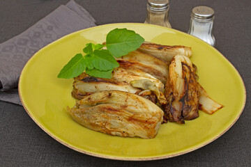 assiette d'endives braisées sur une table