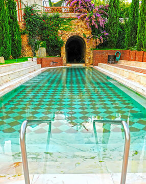 Piscina al aire libre en Alange, famoso ba&ntilde;o termal de aguas medicinales. Provincia de Badajoz, Extremadura, Espa&ntilde;a