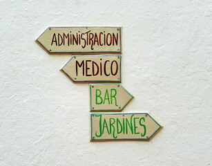 Señales de dirección en el interior de una residencia sanitaria  con termas romanas, piscina,...
