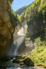 Cascada del estrecho en el río Arazas, Valle de Ordesa, Huesca, España. Paisaje salvaje con...