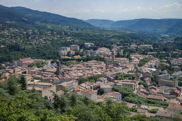 Fototapeta na wymiar Vue panoramique sur le centre ville du vieux Privas préfecture de l'Ardèche