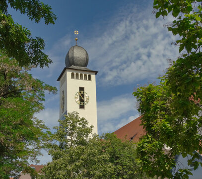 Blick auf den Turm der katholischen St. Laurentius-Kirche in Bretten in Baden-Wuerttemberg