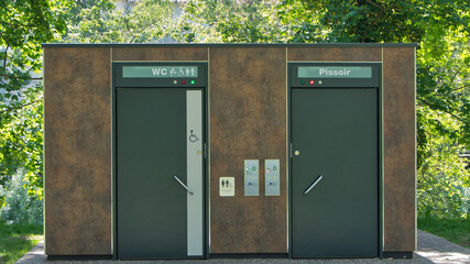 Frontalansicht einer mordernen, öffentlichen Toilettenanlage
