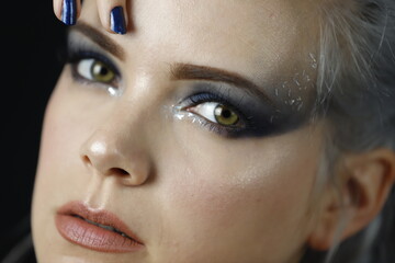 Fotografía beauty de chica con ojos verdes. Concepto de moda y profundidad