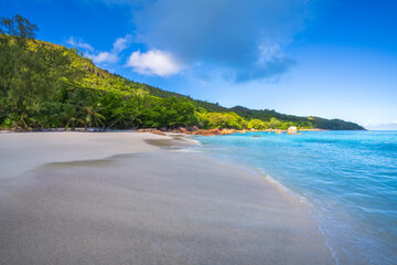 Obraz premium tropical beach anse lazio on praslin on the seychelles