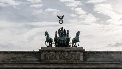 Obraz premium statue of war carriage with four horses