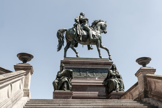 statue of the king of the monarch