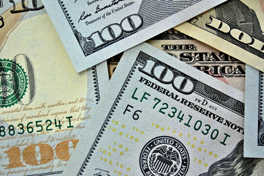 Close-up de detalhes de notas de cem d&oacute;lares americanos