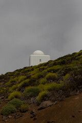 Fototapeta na wymiar Observatorio en mitad de las montañas 