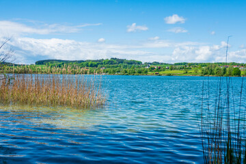Tachinger See, Bayern, Deutschland an einem sonnigen Tag im Sommer