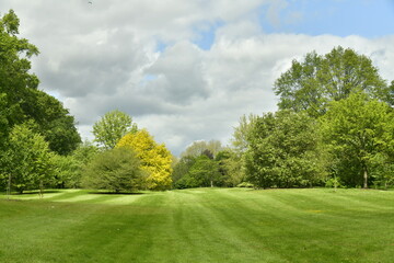La pelouse principale sous un ciel changeant à l'arboretum de Wespelaar en Brabant Flamand 