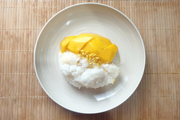 mango with sticky rise  (kaw neaw mamung)
