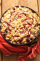 Strawberry yoghurt cake with crumble 