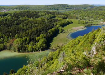 Naklejka na ściany i meble spettacolare vista panoramica dei laghi nella verde regione francese del Jura