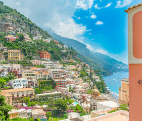 Fototapeta premium Panoramic view of world famous Positano shore on a sunny day